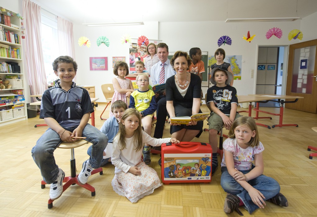 Aktion Lesekoffer mit Christine Haderthauer im Waisenhaus